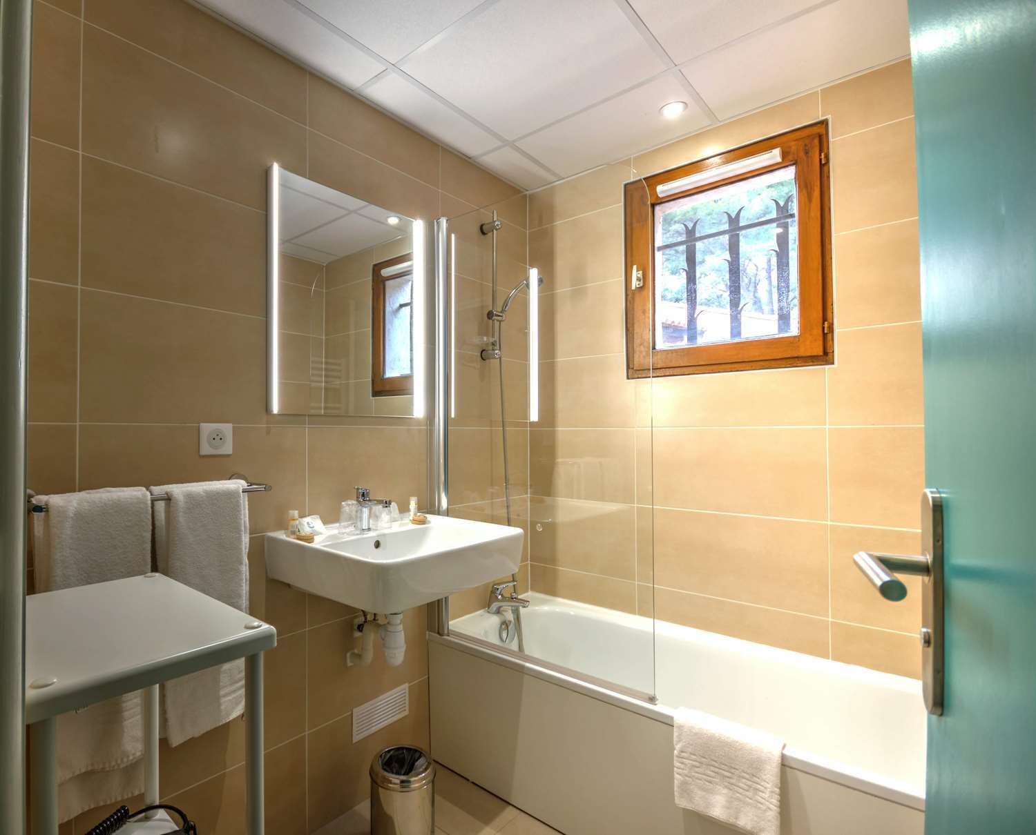 Best Western Domaine De Roquerousse Salon-de-Provence Exterior photo